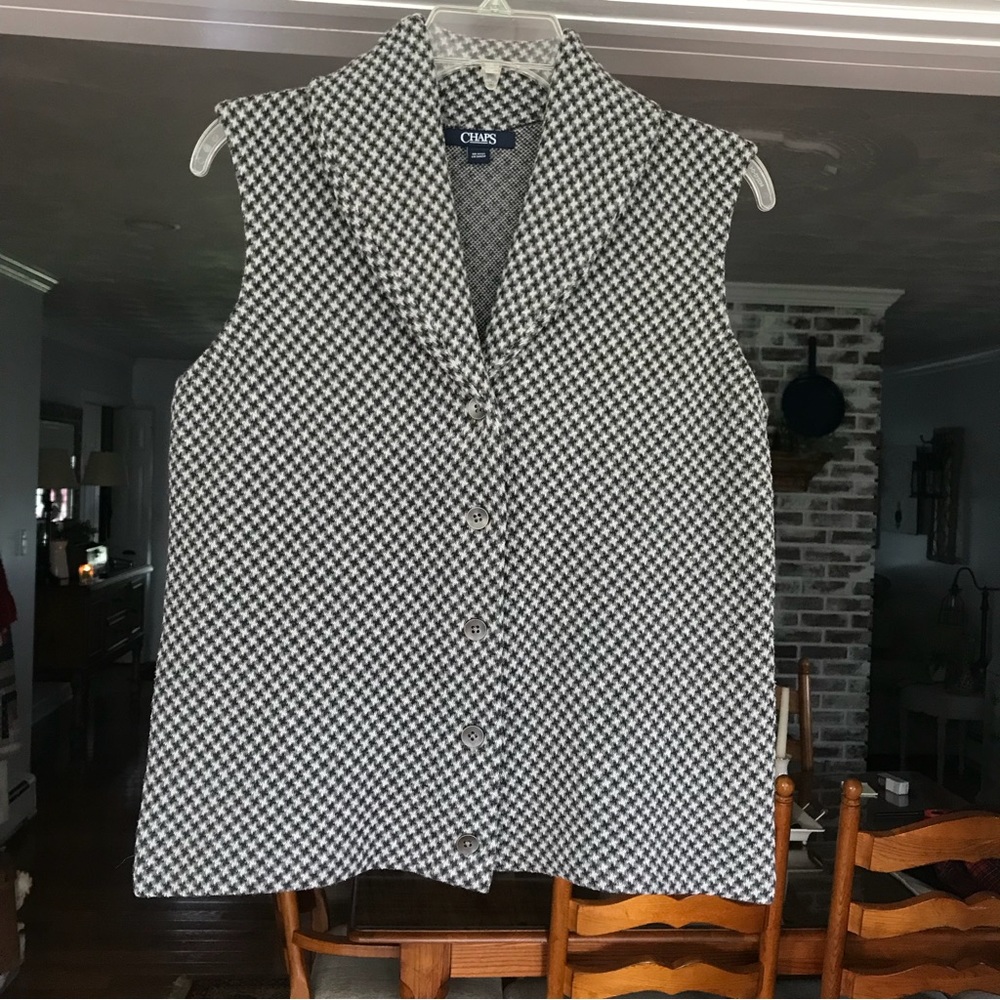 ~ CHAPS SLEEVELESS VEST~ - Picture 3 of 11